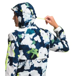 North Face Women's Printed Flyweight Hoodie 2.0 2023 -Snow Gear Shop NF0A82QR IAW modelhood1